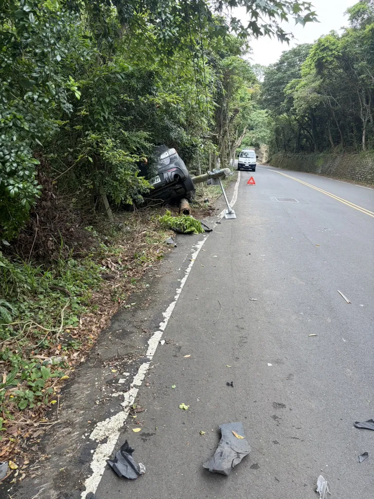 汽車撞倒對向的電線桿