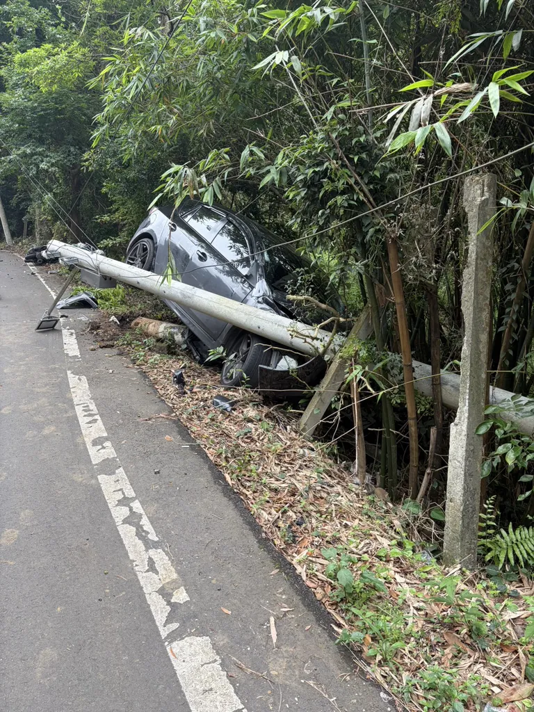 汽車撞倒對向的電線桿