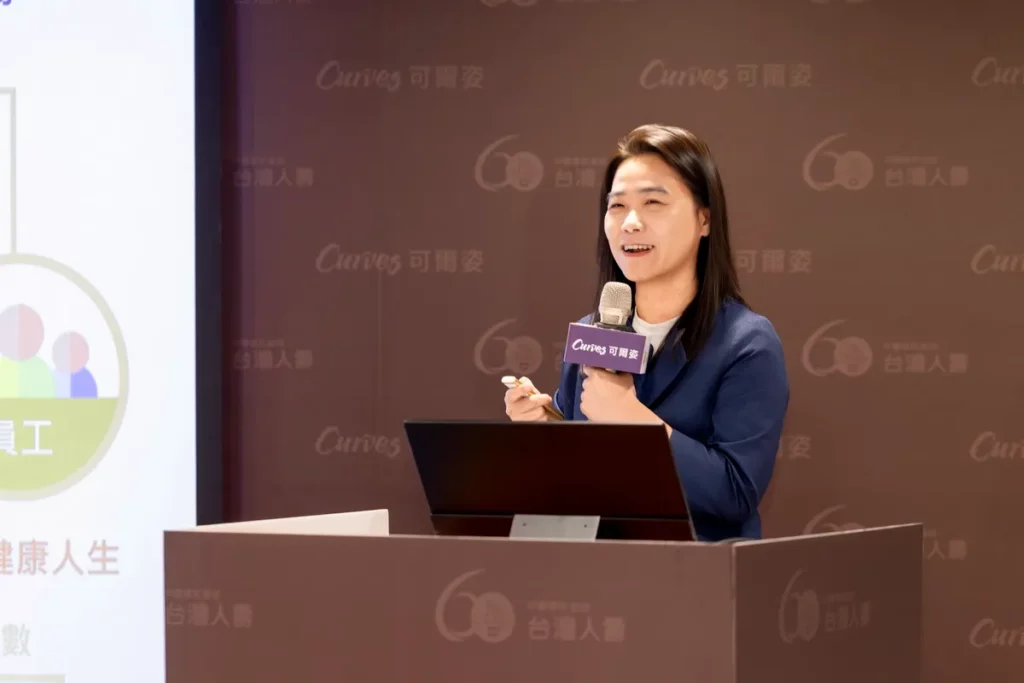 台灣人壽本次與Curves可爾姿合作，推出女性專屬鳳守愛防癌定期健康保險。圖為台灣人壽 數位營運部協理周家茜