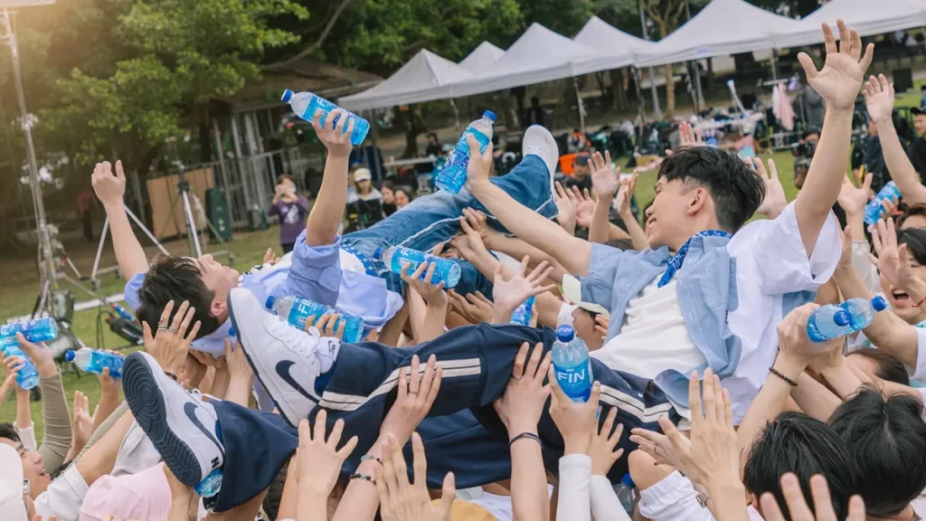 理想混蛋在廣告拍攝現場首次體驗「人體衝浪」，新奇感受團員直呼印象深刻。