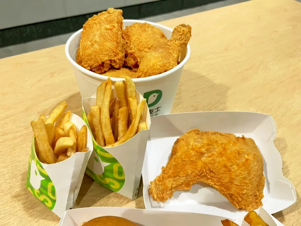 德克士脆脆日主打咔滋脆皮炸雞,外酥內嫩、金黃酥脆,展現職人研習後的極致口感。(圖/德克士提供)