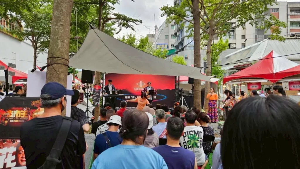 市集舞台區舉行「花蓮原音」音樂表演,吸引眾多民眾駐足聆聽,透過現場演唱展現原住民族熱情且具穿透力的歌聲。