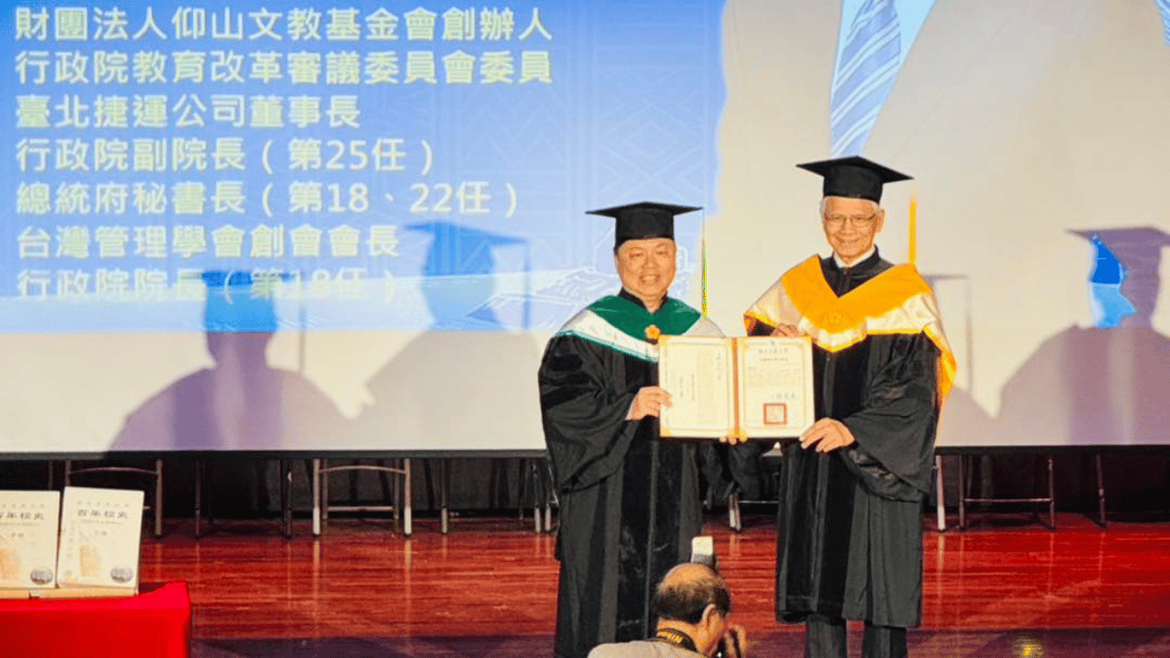 宜蘭大學校長陳威戎(左)頒授名譽理學博士學位給游錫堃(右)。(游錫堃臉書)