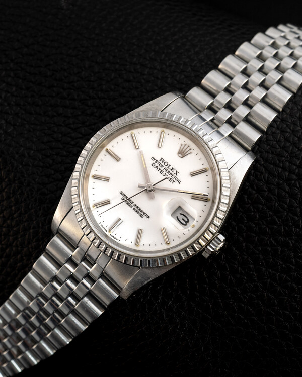 拍品 33 號 — 配備 George Daniels 同軸擒縱系統之勞力士 Datejust 腕錶 —— 勞力士 Datejust （型號16220），配備由 George Daniels 設計的同軸擒縱系統，約 1988 年製作