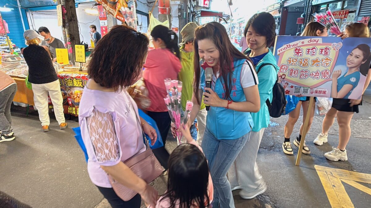 國民黨全台同步慶祝母親節!桃園八德大湳市場康乃馨傳情 S 19537962