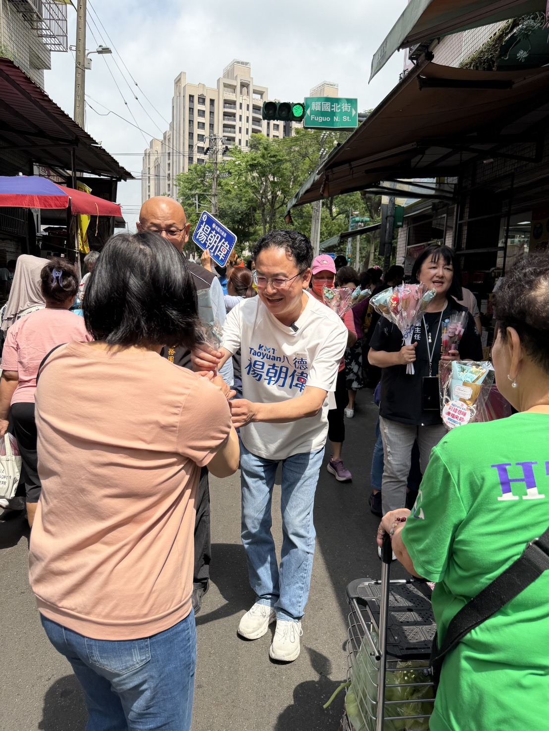 國民黨全台同步慶祝母親節!桃園八德大湳市場康乃馨傳情 S 105119803 0