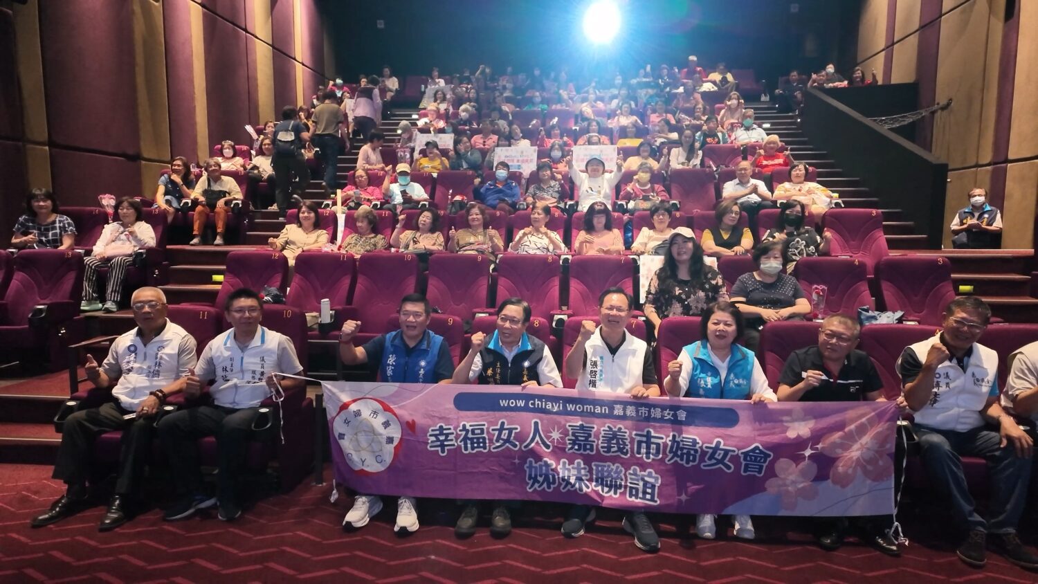 藍白共推嘉義市長參選人張啓楷出席婦女會母親節活動,國民黨嘉義市黨部主委蔡明顯及市議員張秀華、傅大偉、陳家平帶頭高喊「凍蒜!」,展現邁向勝選的高昂氣勢。(圖/民眾黨嘉義黨部)