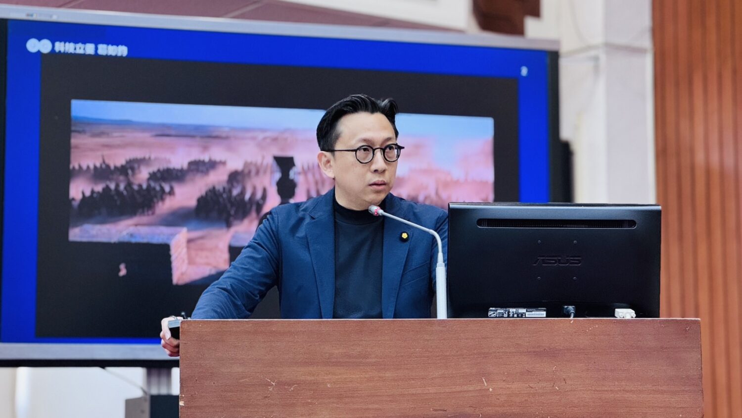 葛如鈞在立法院質詢時為協助藝文工作者面對AI時代挑戰請命,要求保障藝文工作者的技術權、人格權與健康權。(圖/葛如鈞國會辦公室)