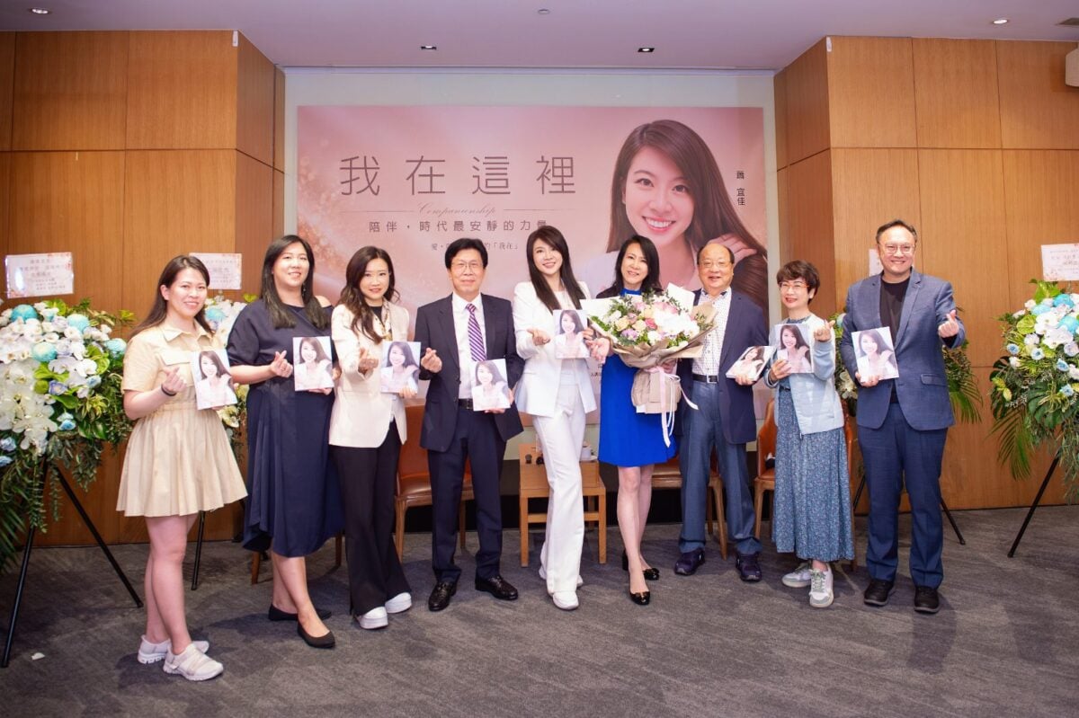 ▲蕭宜佳與胡志強、葉樹姍、雷靜怡及現場來賓共同點亮希望的微光,倡議「微陪伴運動」,鼓勵參與者每天完成一件陪伴小事。
