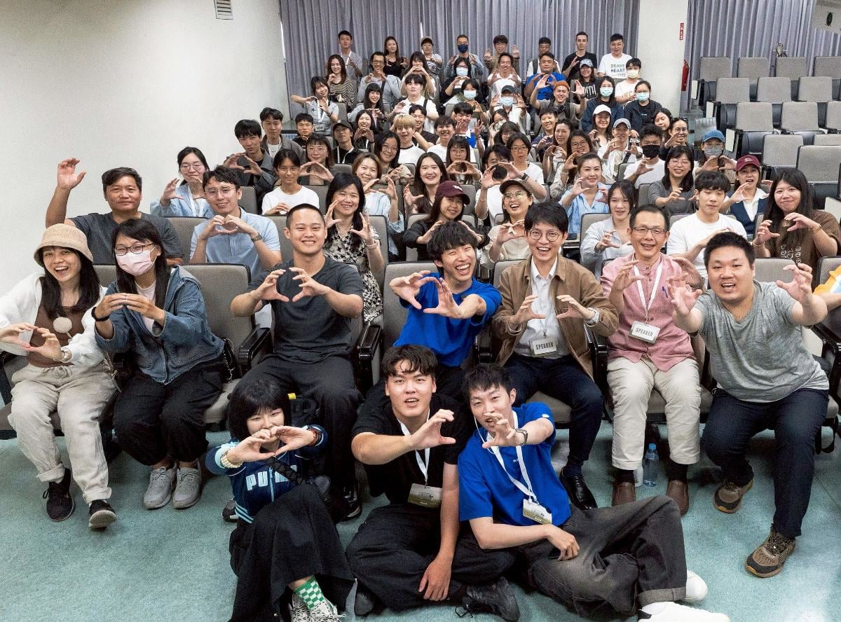 ▲高雄青年局長林楷軒（二排右三）、「nuva」創辦人林上哲（二排左四）與高師大學務主任杜明德教授（二排右二）於座談活動後與學生合影留念。