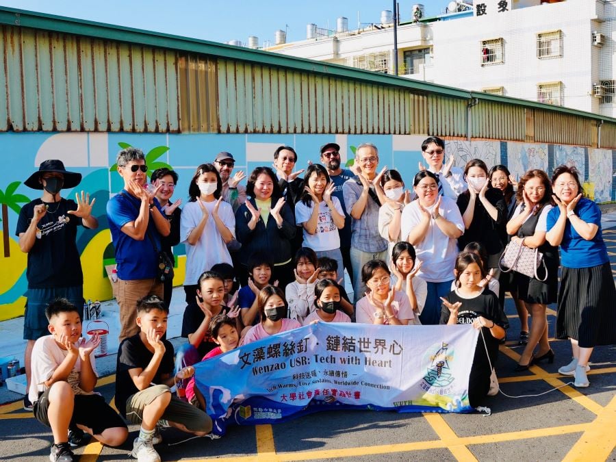▲文藻USR團隊攜手國際藝術家走進蚵寮國小,舉辦校園壁畫彩繪活動,將街頭藝術融入在地文化,也為偏鄉校園注入新氣象。