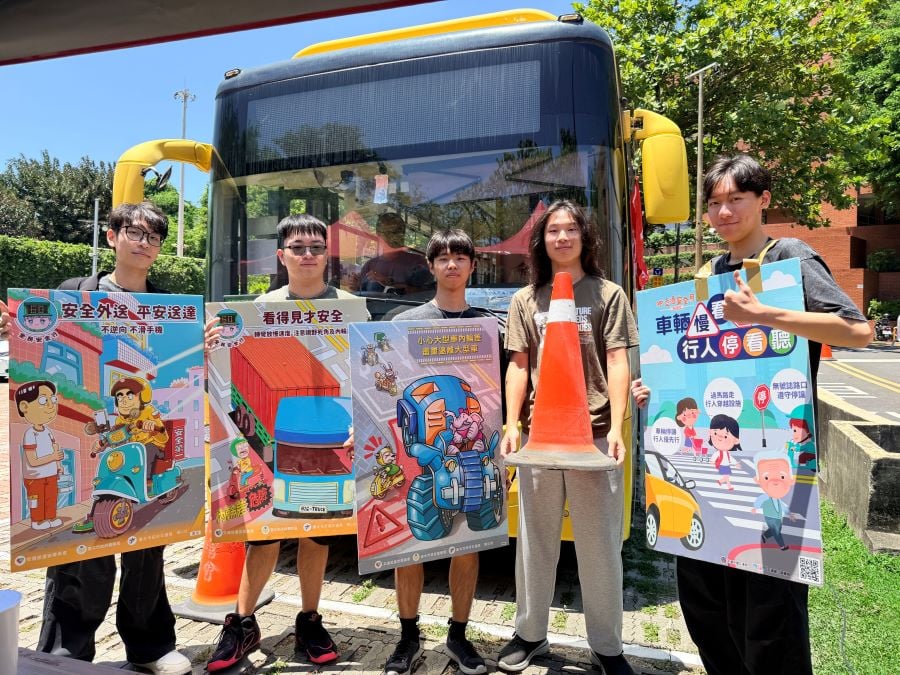 ▲國立中山大學舉辦「交通安全週」，材料與光電科學學系大一學生結伴參與體驗。