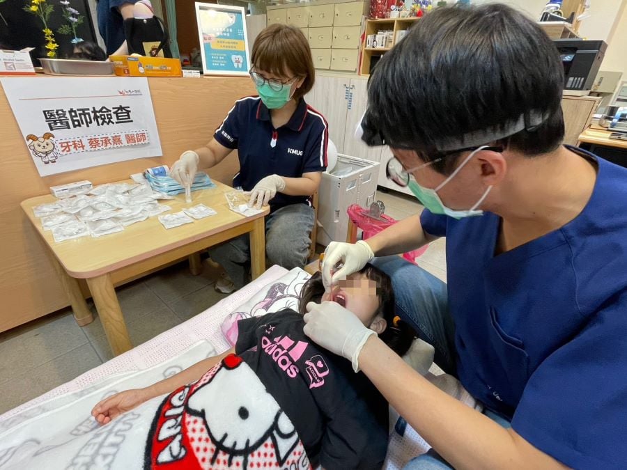 ▲高醫岡山醫院牙科醫師蔡承熹前往岡中附幼,為小朋友進行口腔檢查及牙齒塗氟服務。