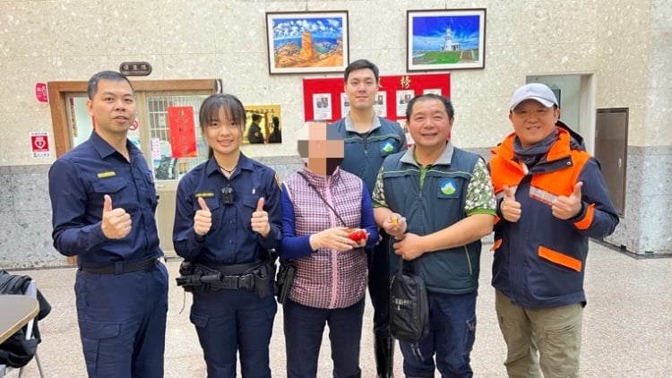 ▲民眾感謝瑞芳清潔隊員協助找回貴重財物。