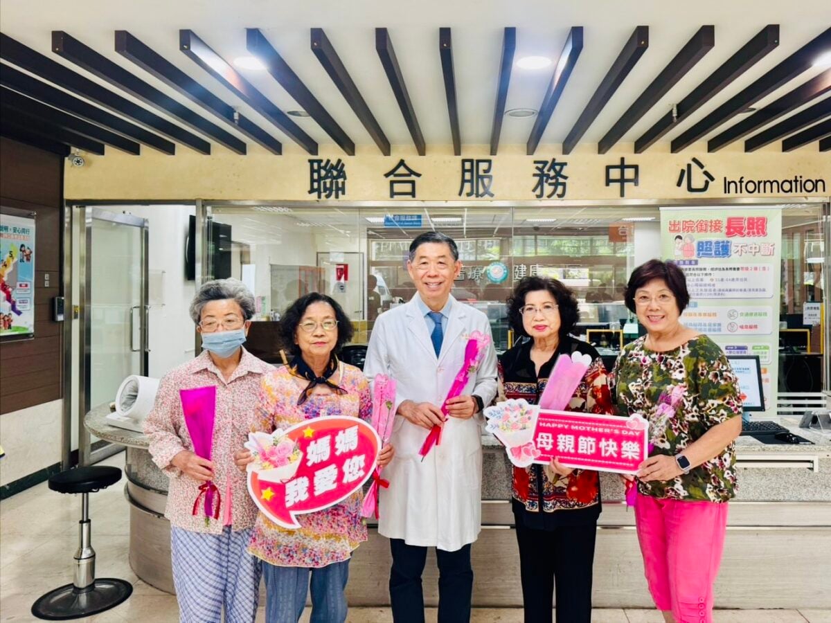 ▲高雄市立大同醫院林孟志院長祝福就醫民眾母親節快樂