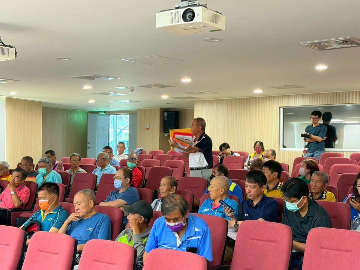 ▲與會代表就土地選配及後續安置作業交換意見