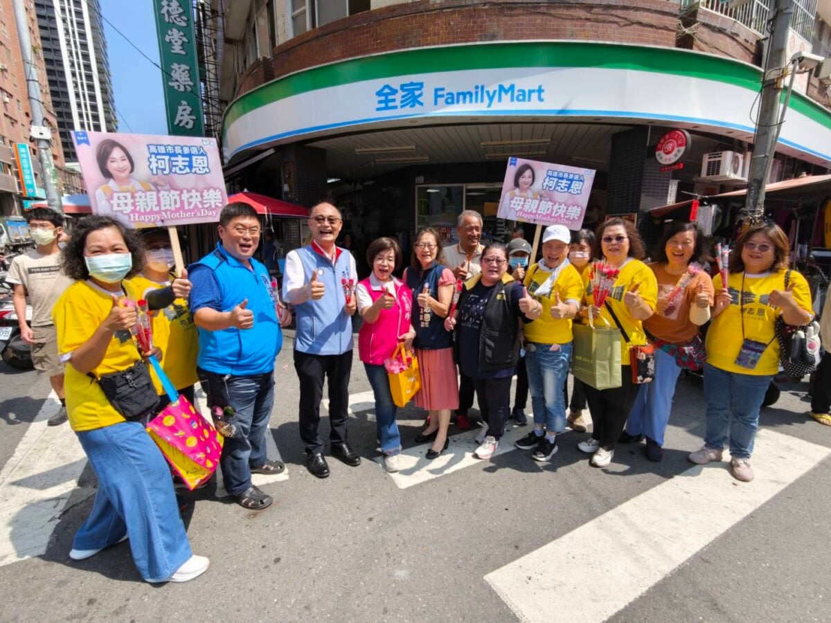 ▲國民黨高市黨部「感恩母親節 送愛與祝福」代表柯志恩溫馨送康乃馨