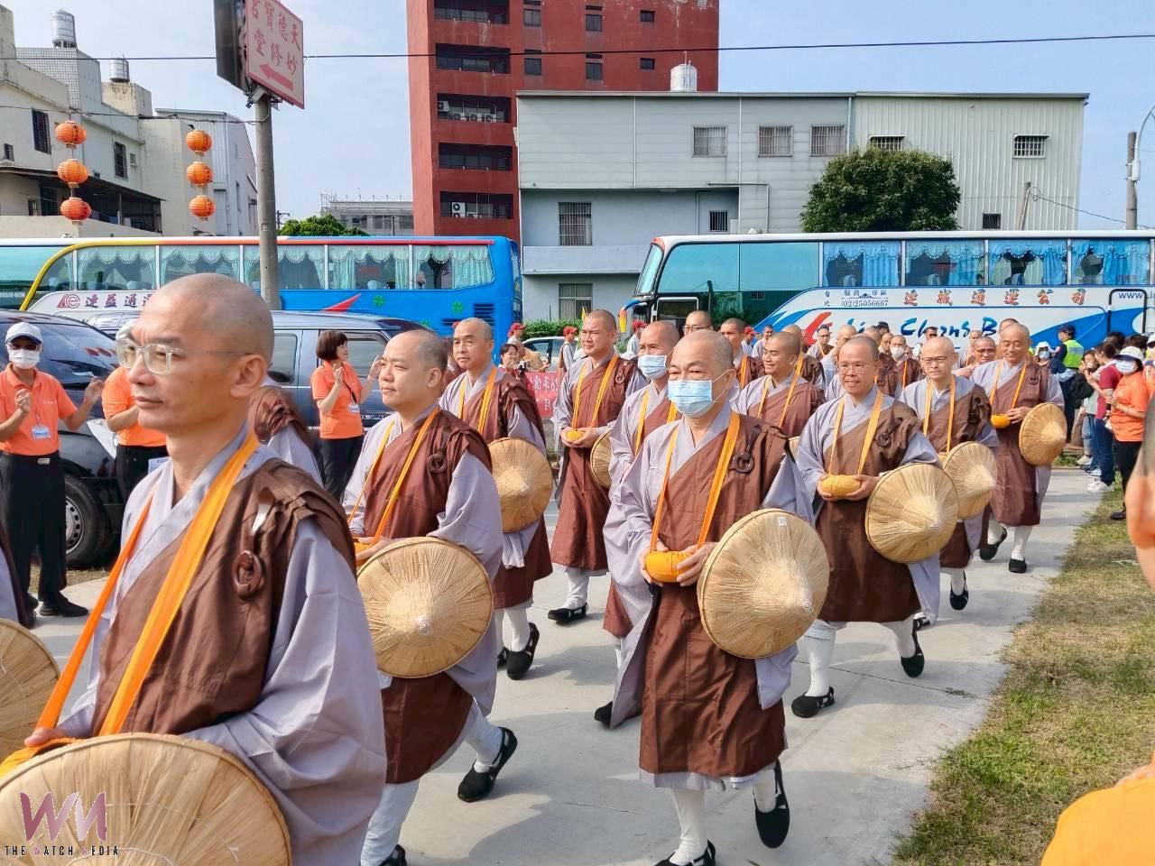 佛光山開山60週年 200位法師妙修堂出發行腳托缽祈福 - https://www.watchmedia01.com