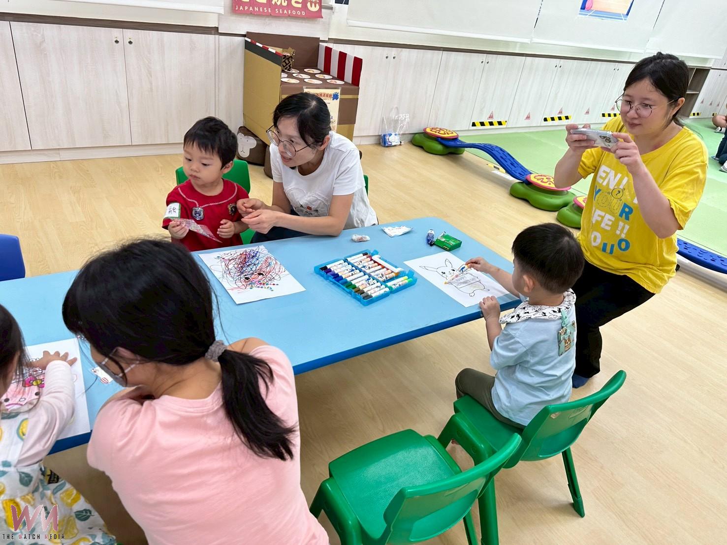 不只送康乃馨!建國科大學生「袋著愛回家」暖翻社區 - https://www.watchmedia01.com
