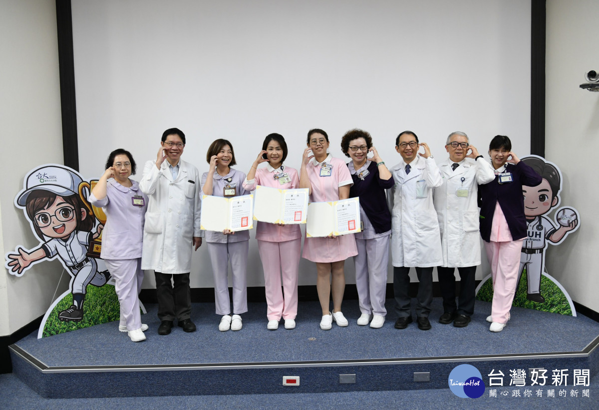 新竹臺大分院蔡孟昆副院長(右3)、吳志成副院長(左2)及陳世英副院長(右2)到場,肯定護理團隊在臨床照護、教學培育與團隊合作上的專業付出。