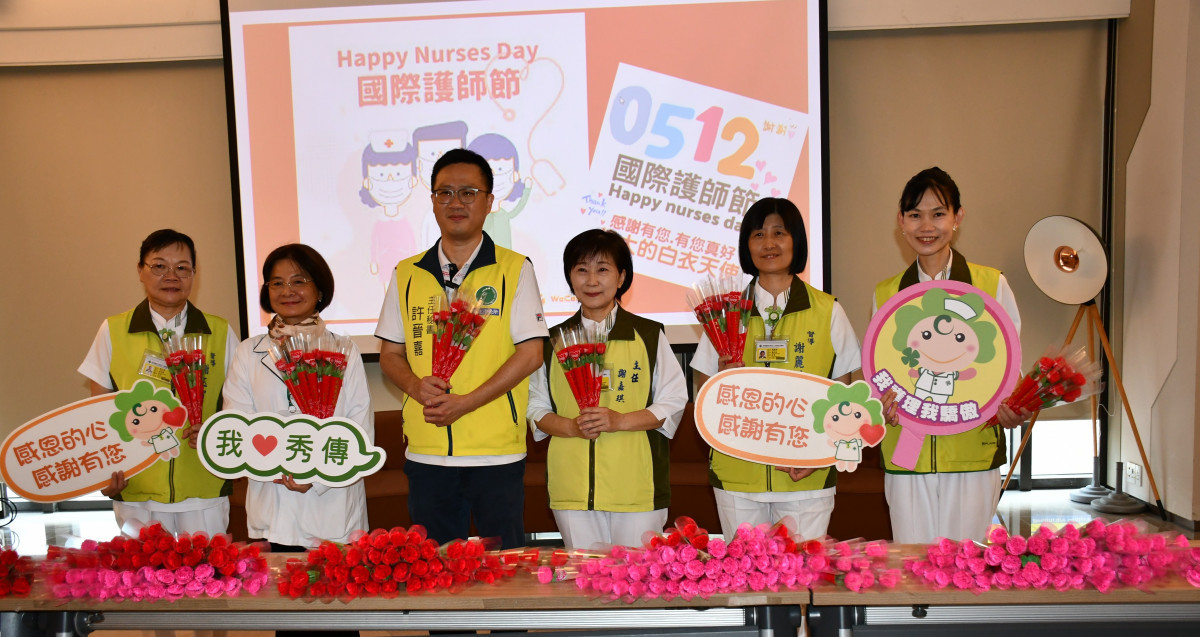 彰化市公所主任秘書許晉嘉代表林世賢市長在秀傳醫院贈花。圖/彰化市公所提供