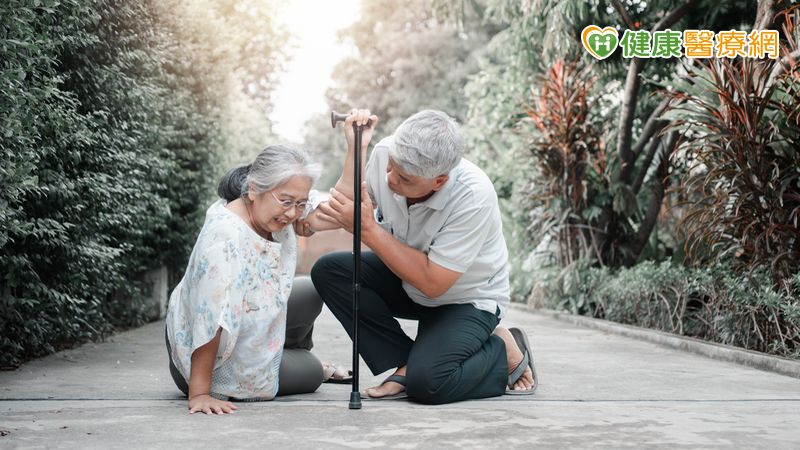 骨折不只是跌倒意外!醫:恐增加失能與長期照護風險