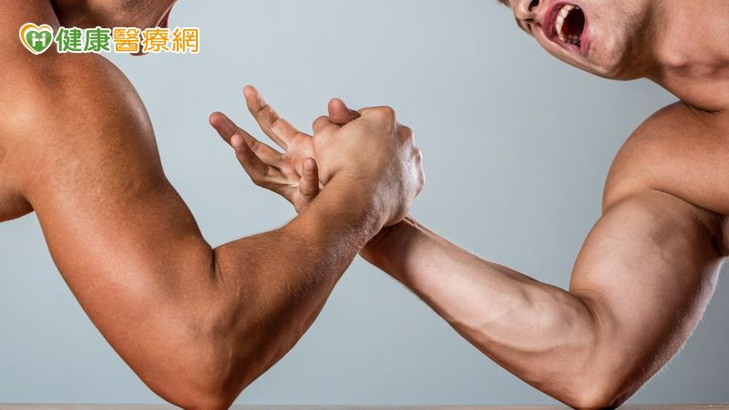 壯男比腕力竟造成肱骨骨折 骨醫教你安全進行娛樂活動