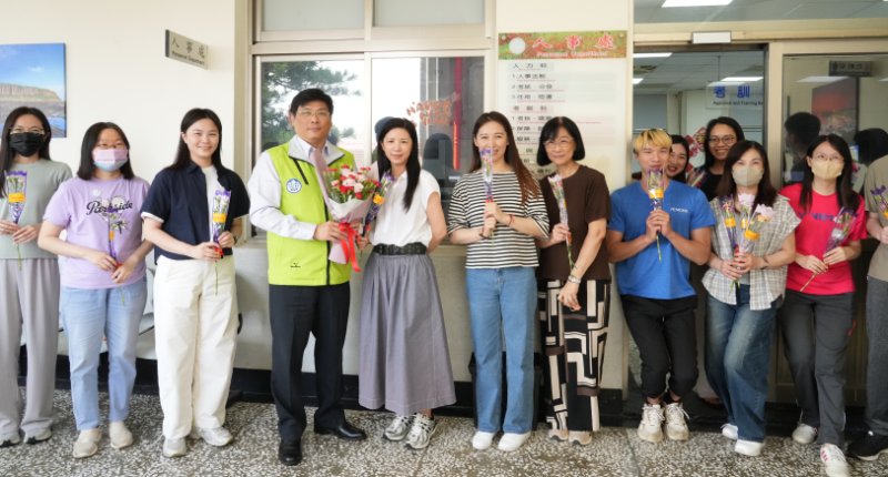 林皆興致贈康乃馨 與縣府同仁歡慶母親節