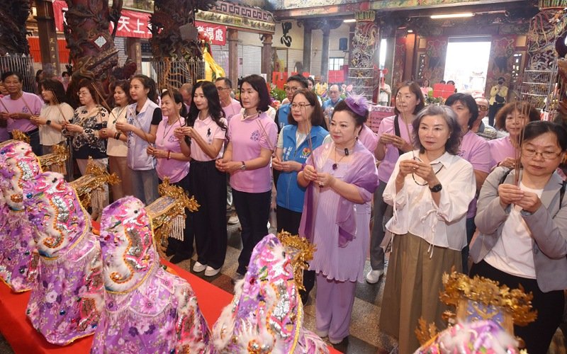 永貞宮媽祖換上粉紫客家花布聖袍 白冰冰等12位女力代表虔誠獻禮迎四月八