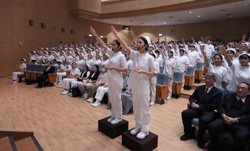 慈濟大學326名護生加冠 宣誓傳承護理初心