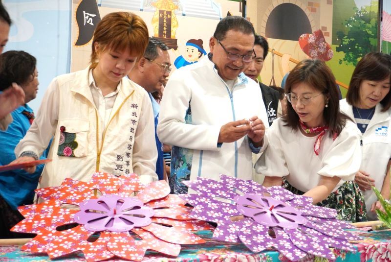 新北第10座哈客館啟用 侯「八年十館」達標 37 《圖說》侯友宜市長與客家事務局劉冠吟局長同貴賓們體驗手作風車,象徵著新北客家文化充滿動力,並持續打造兼具文化深度與生活美學的都會客家新風貌。〈客家局提供〉