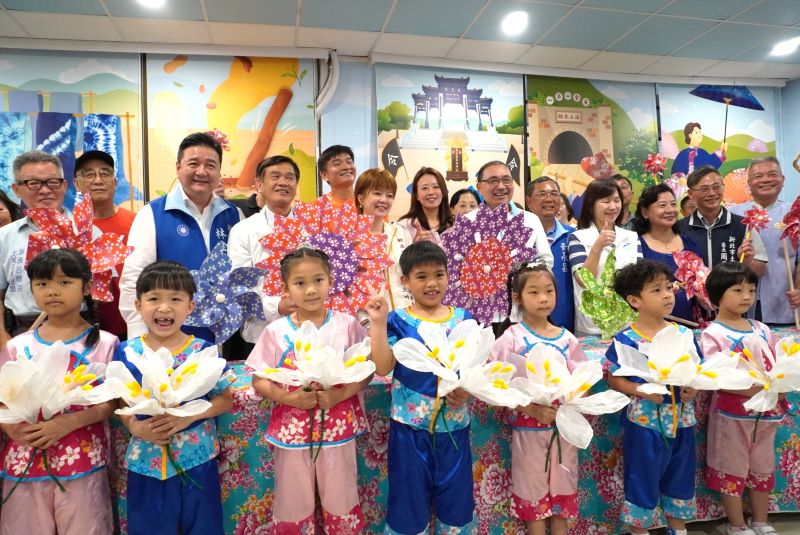 新北第10座哈客館啟用 侯「八年十館」達標 38 《圖說》侯友宜市長與貴賓一起欣賞樂利國小附幼帶來的歌謠表演,並於體驗手作風車後一同合影留念。〈客家局提供〉