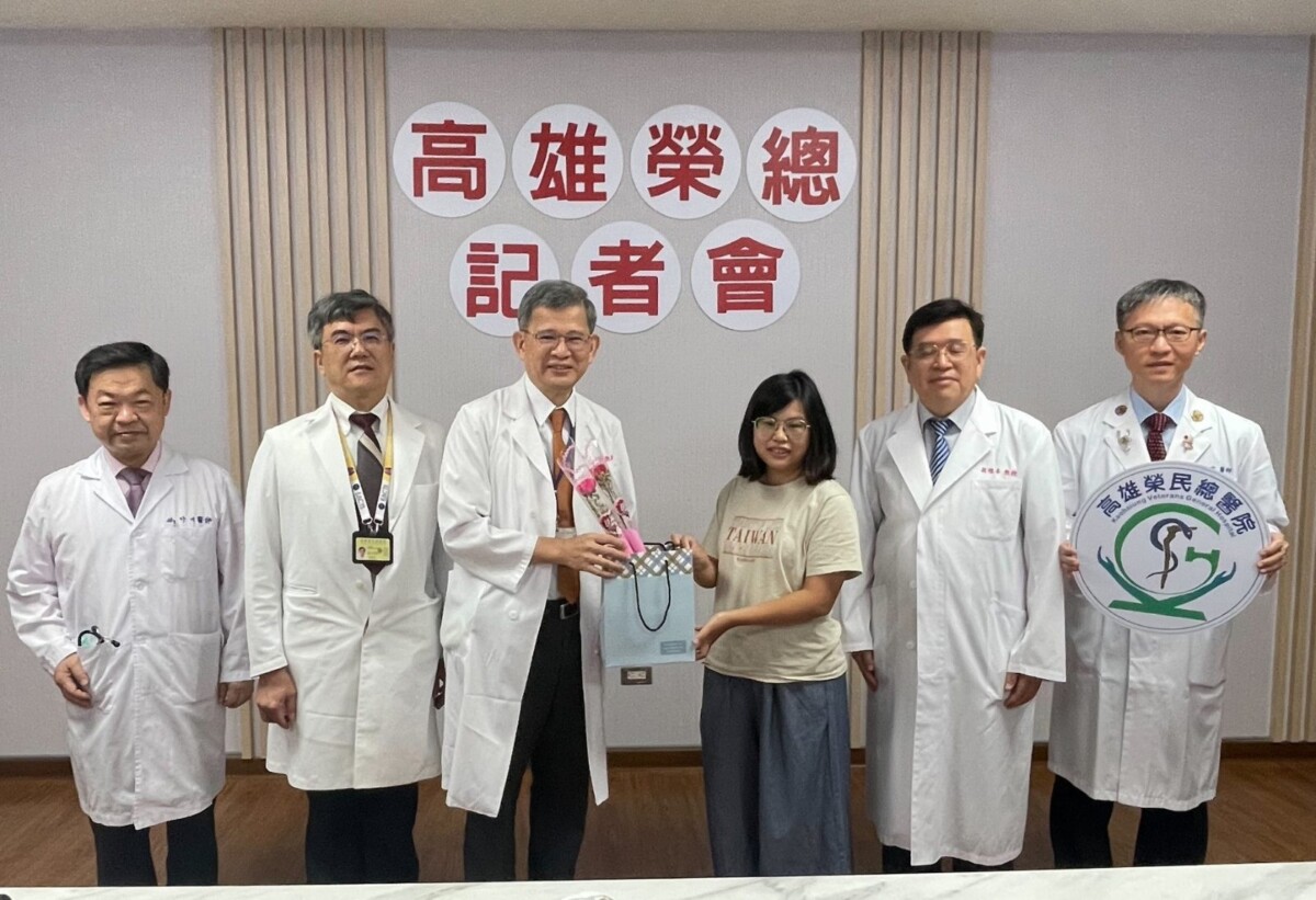 ▲左1兒童醫學部林竹川醫師、心臟血管外科吳介任科主任、陳金順院長、右1兒童醫學部張振宗科主任、翁根本主任(記者 李堂安 翻攝)