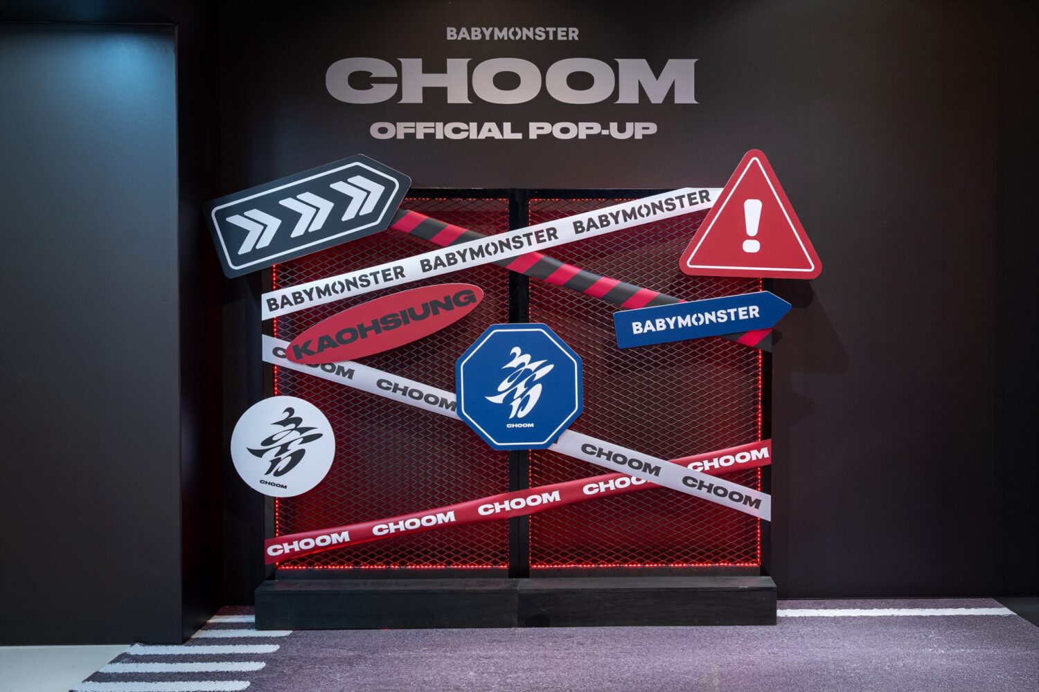BABYMONSTER《CHOOM》快閃店首站登陸高雄夢時代 高雄限定商品、隱藏版親簽拍立得一次登場