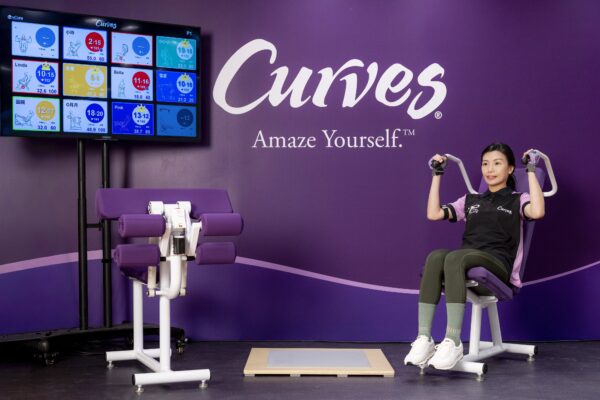 Curves可爾姿導入「i私教智能教練系統」,結合穿戴裝置與運動數據追蹤,打造女性專屬的智慧健身與健康管理新體驗。圖/臺灣人壽提供
