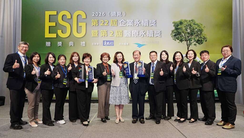 ▲中醫大附醫院長周德陽(左九)、行政副院長暨永續長楊麗慧(左六)率領團隊出席《遠見》ESG醫療永續獎頒獎典禮,與遠見雜誌社長兼《哈佛商業評論》全球繁體中文版楊瑪利執行長(左七)、衛生福利部政務次長林靜儀(左八)共同合影,見證醫療永續成果。(圖/中醫大附醫提供)