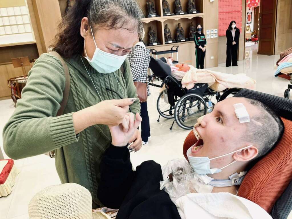 ∆創世基金會服務個案中，有六成以上照顧者為女性，家庭照顧者壓力調查中更發現，二成五的照顧者同時需照顧年幼子女或家中有2名以上需長期照顧者。（圖／創世台東院提供）