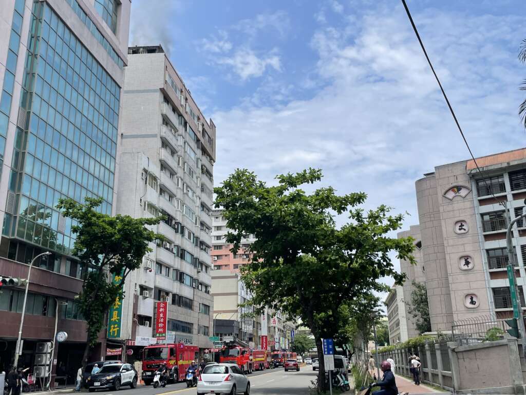 ▲台中西屯寧夏路大樓頂樓火警,濃煙瀰漫消防急派8車灌救。(圖/蕭任峰攝)