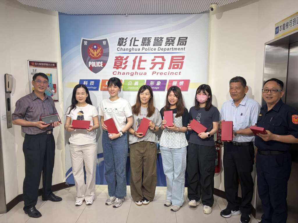 ▲母親節即將到來，為感謝女性同仁平日兼顧警察職責與家庭照顧的辛勞付出，彰化分局特別準備長夾錢包，致贈分局內具有母親身分的女性同仁，提前獻上母親節祝福與誠摯敬意。（圖／彰化分局提供）
