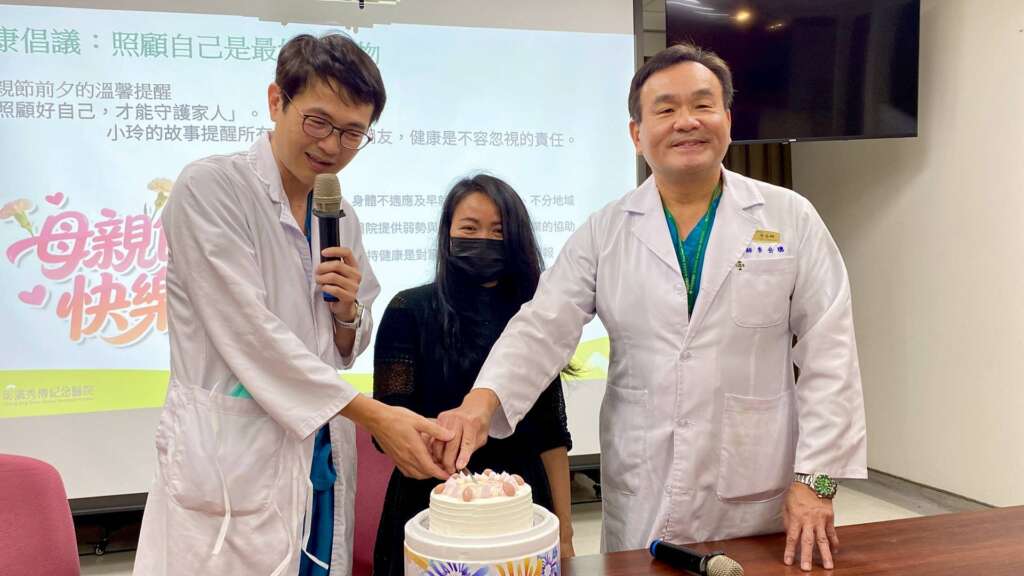 ▲印尼女腹藏8.6公斤巨瘤，彰濱秀傳跨科醫療團隊手術成功救治，院方特別準備一個精美蛋糕，讓小玲以視訊方式祝福遠在印尼的媽媽母親節快樂！（圖／彰濱秀傳提供）