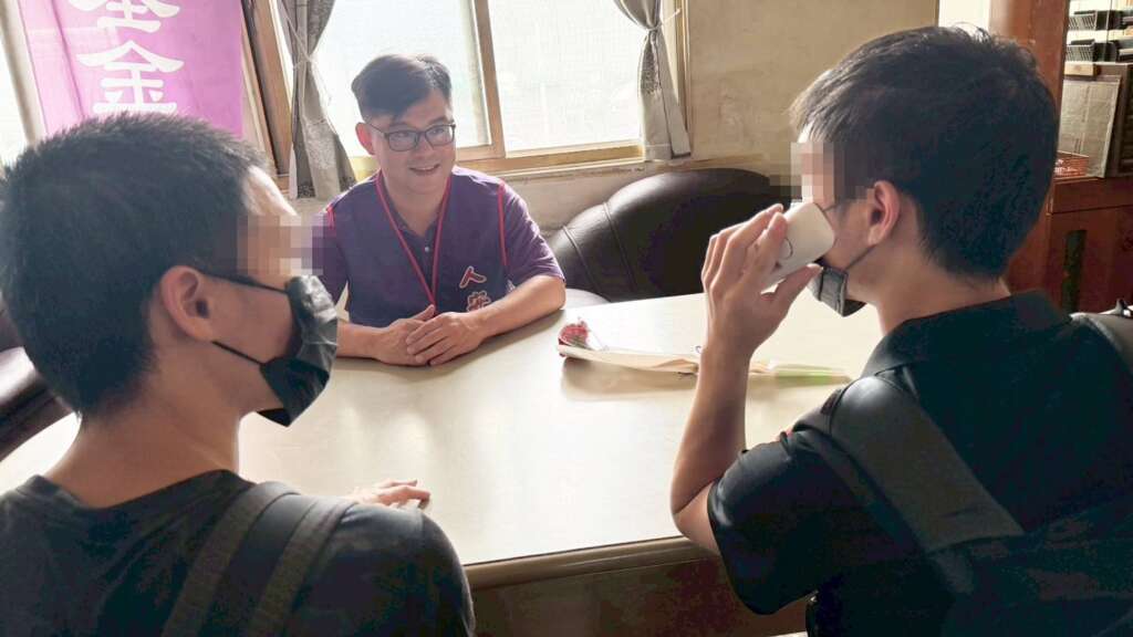 ▲人安基金會台中平安站於母親節前夕，陪伴服務多年的寒士——李氏雙胞胎兄弟，展開「圓夢尋親之旅」，在多方協助下，兄弟倆說出多年未曾表達的一句話：「母親節快樂」，撥出多年不敢撥出的那通電話。（圖／人安基金會台中平安站提供）