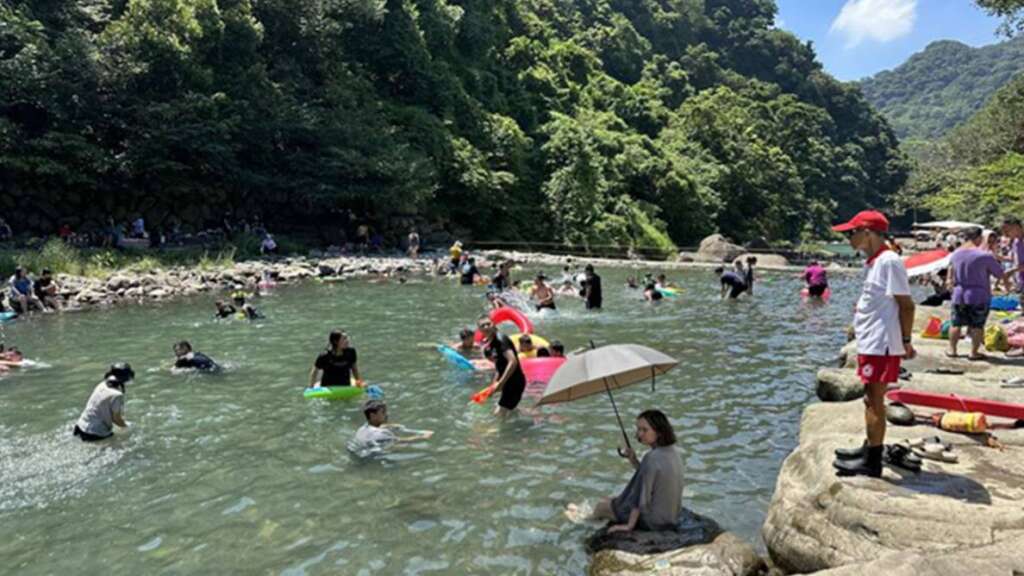 ▲大豹溪戲水景點，現場有合格救生員駐守。.