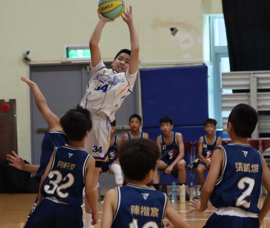 安坑國小衛冕第一勝,以24分之多大勝對手舊社(深色球衣)。 (潘安彥攝影)