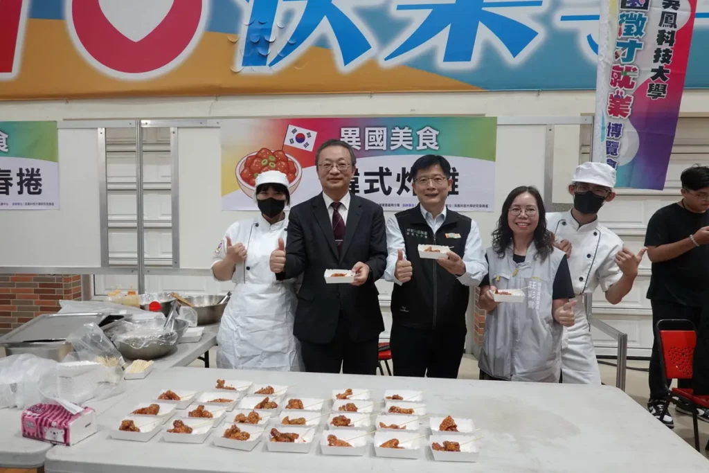 吳鳳科大校長蔡宏榮(左二)偕同勞動部雲嘉南分署長劉邦棟(中)及嘉義市政府勞青處副處長莊彩鴦(右二)，共同走訪徵才活動現場，並於學生攤位親自品嚐異國美食。