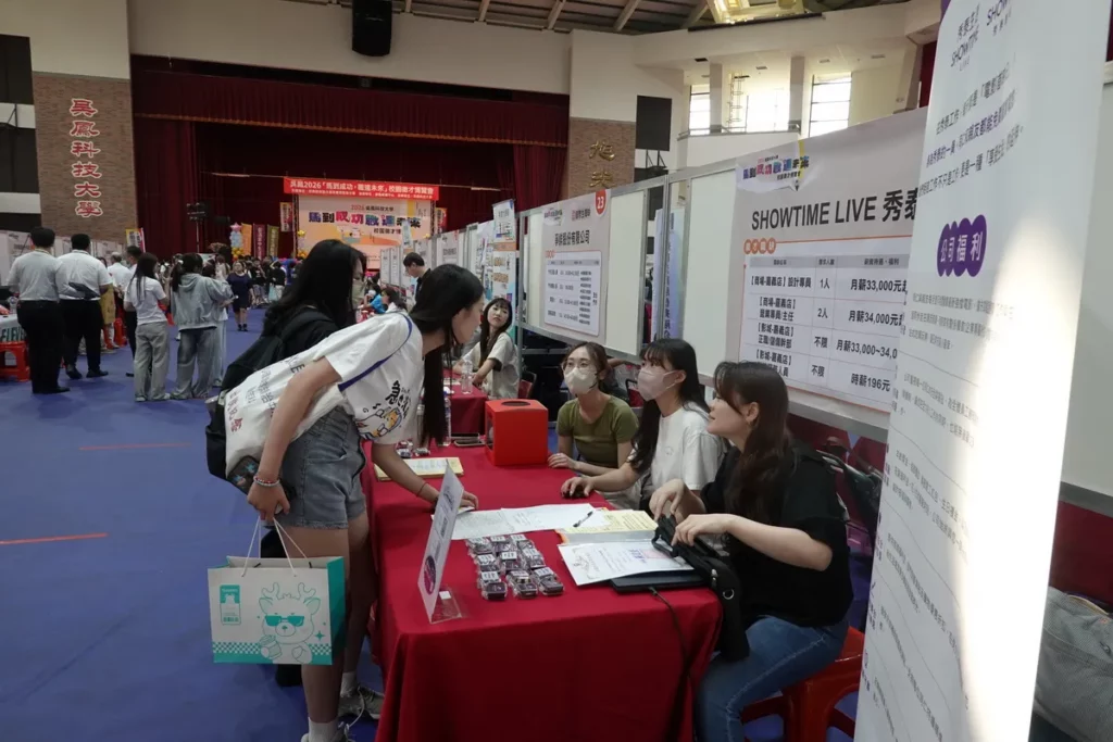 吳鳳科大學子把握徵才盛會，積極走訪各企業攤位，提早為畢業後的職涯發展佈局。
