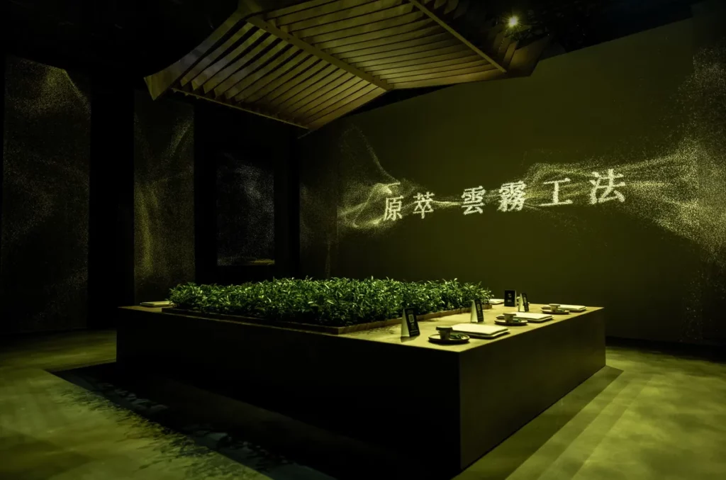 《原萃雲霧茶境》藉由光影投放與沉浸式數位互動,邀請消費者深入了解「原萃」獨家「雲霧工法」。(可口可樂公司提供)