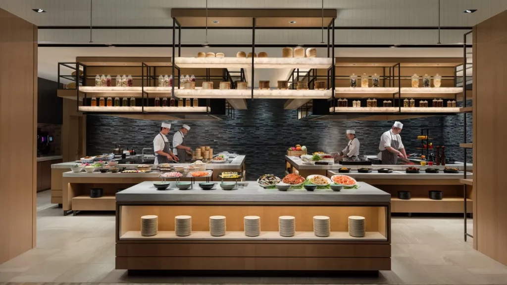 台北國泰萬怡酒店匯集海鮮料理與烤鴨等豐富佳餚,呈現多元澎湃的國際餐飲饗宴。圖/國泰飯店觀光事業提供。
