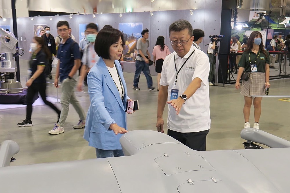 國防特別條例將投票 何欣純喊話江啟臣:投下支持台中一票 204 國防特別條例將投票 何欣純喊話江啟臣:投下支持台中一票 203