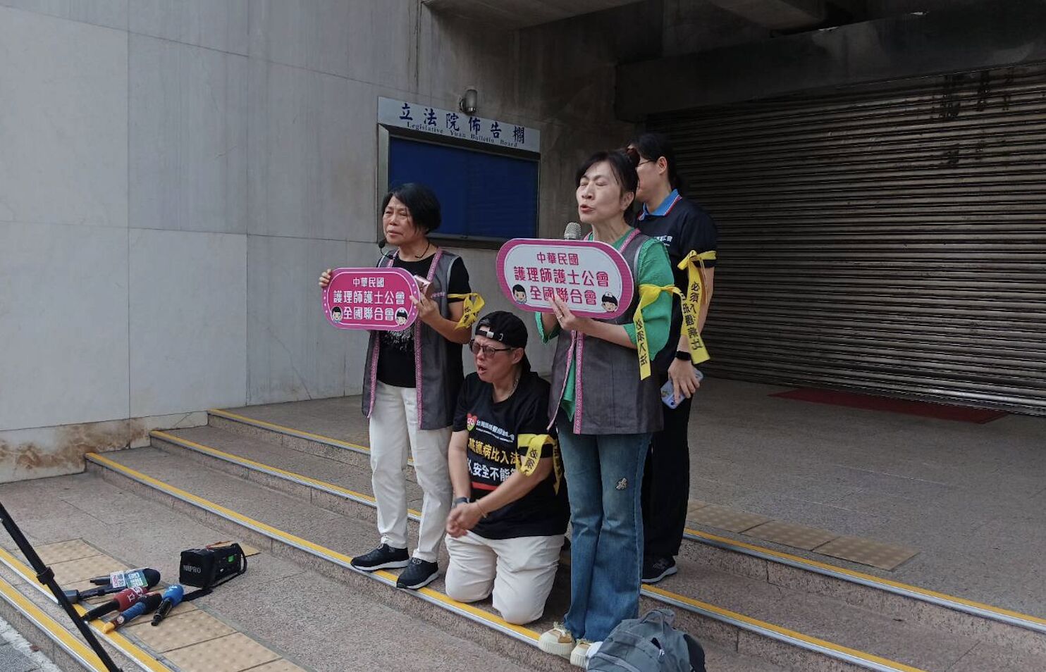 立院噙淚下跪！質疑三班護病比入法條文 護理團體抗議 199