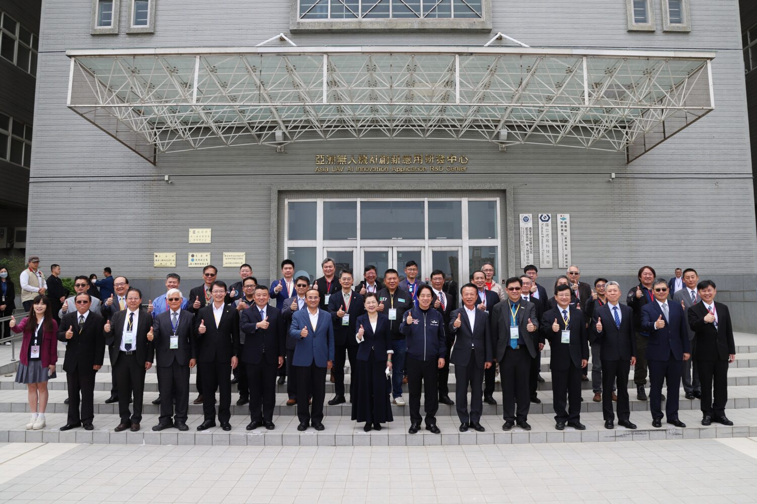 總統賴清德親自南下嘉義視察亞洲無人機創新園區,和園區廠商負責人合影。(圖/亞洲無人機創新園區廠商協進會)